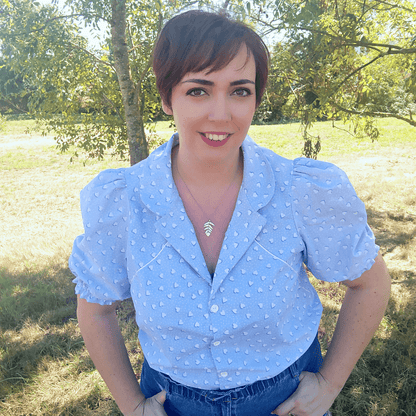 Femme portant le Chemisier Nyala | Taille 32 à 50, modèle doux et ajusté avec options patron de couture pdf à télécharger.