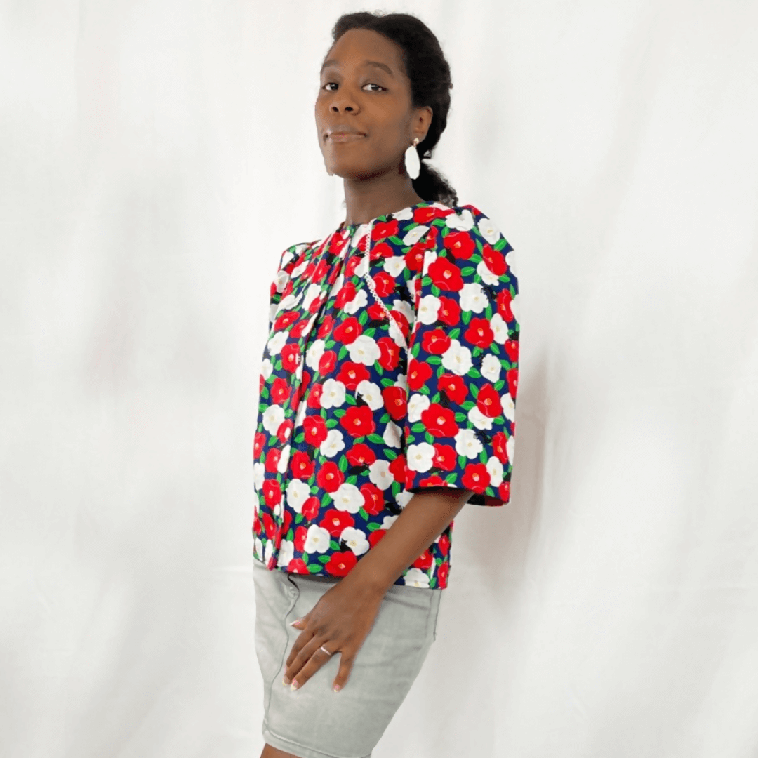 Modèle portant le Chemisier Nyala | Taille 32 à 50 avec imprimé floral, patron de couture pdf à télécharger. Chemisier boutonné féminin.