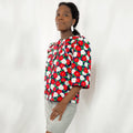Modèle portant le Chemisier Nyala | Taille 32 à 50 avec imprimé floral, patron de couture pdf à télécharger. Chemisier boutonné féminin.
