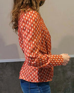 Chemisier / Robe Aphrodite en tissu imprimé, patron de couture pdf à télécharger, vue de profil.