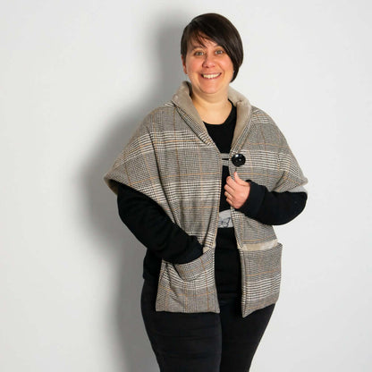 Châle avec poches - Angélique, patron de couture pdf à télécharger, femme portant un châle avec poches et bouton, modèle unique.