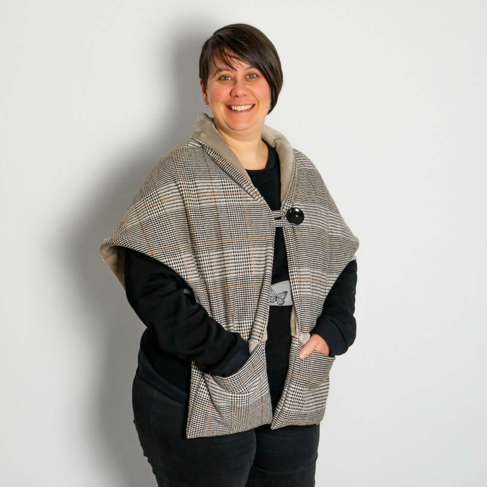 Châle avec poches - Angélique porté sur une femme souriante, patron de couture PDF à télécharger, couleur plaid.