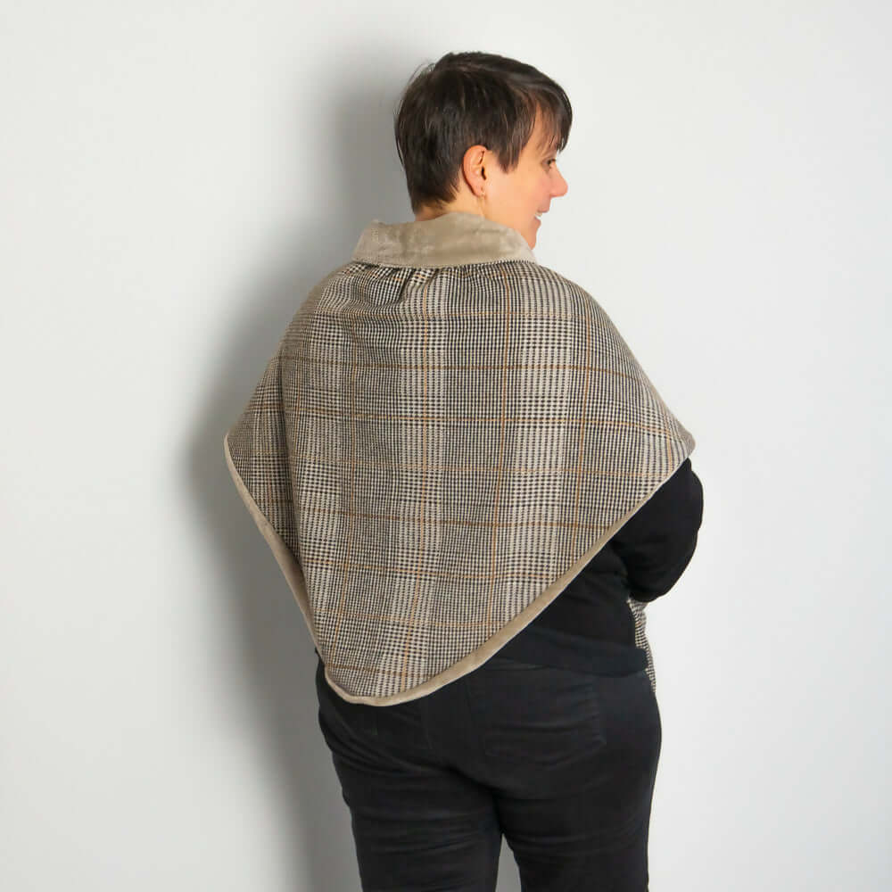 Châle avec poches - Angélique en tissu à carreaux, vue de dos. Patron de couture PDF à télécharger inclus.