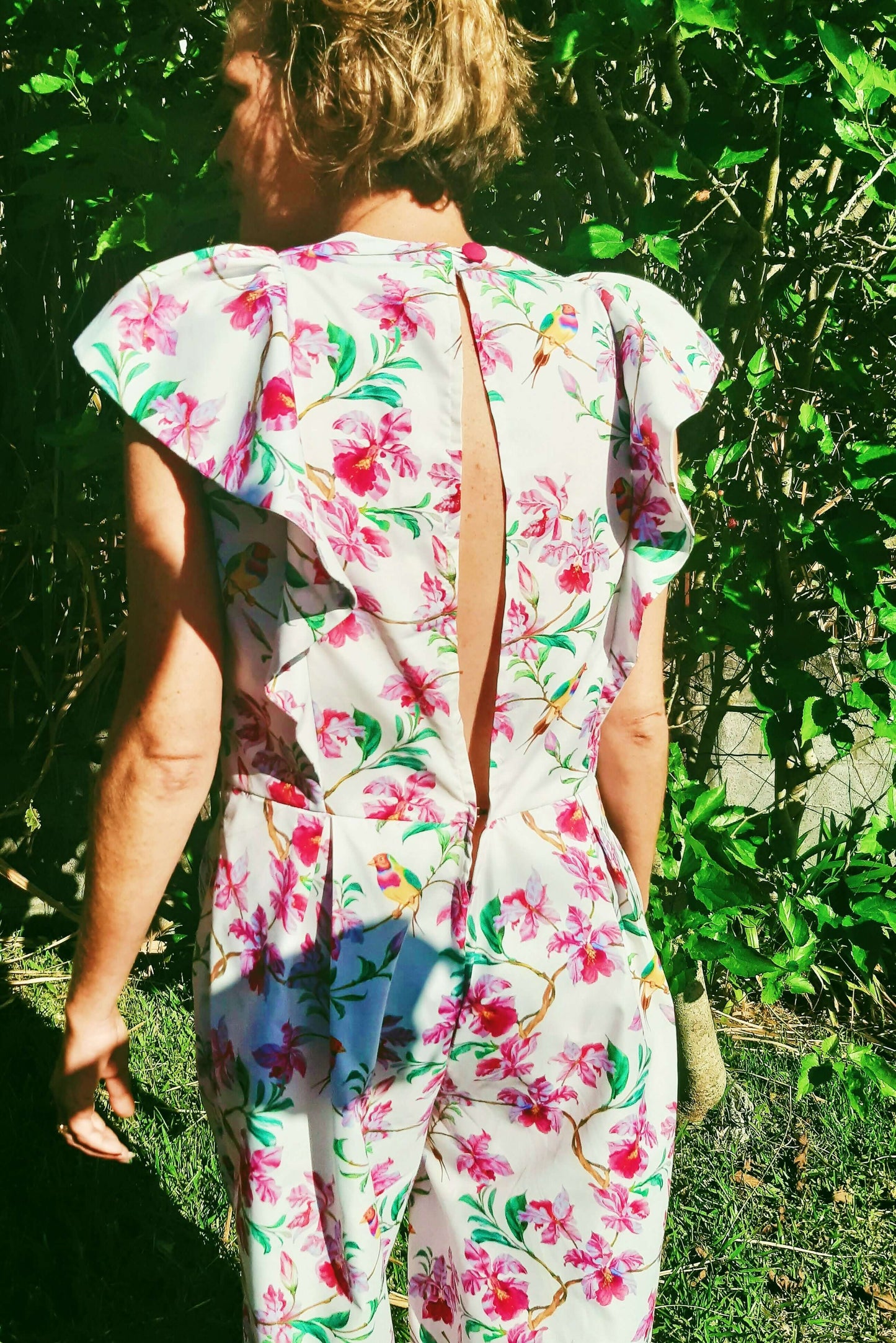 Combinaison Pantalon/Short Nephtys - T36 à 50 avec volants floraux, vue de dos. Patron de couture pdf à télécharger.