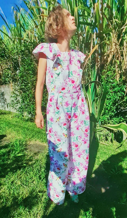 Femme portant la Combinaison Pantalon/Short Nephtys - T36 à 50 avec motif floral, patron de couture pdf à télécharger disponible.