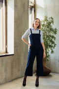 Femme portant la Combinaison - XS/XL - Lady Moderna, patron de couture PDF à télécharger, niveau intermédiaire, tailles XS à XL.