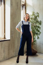 Femme portant la Combinaison - XS/XL - Lady Moderna, patron de couture PDF à télécharger, niveau intermédiaire, tailles XS à XL.