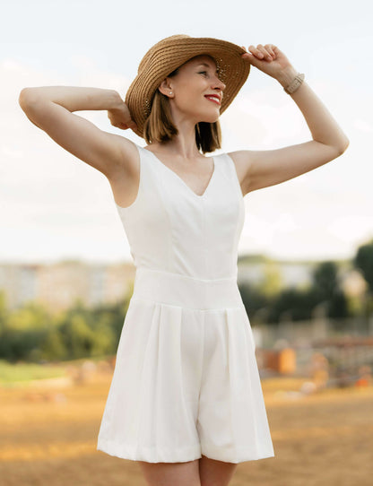 Femme en combinaison blanche estivale avec chapeau en plein air, style élégant et moderne, modèle patron de couture PDF à télécharger.