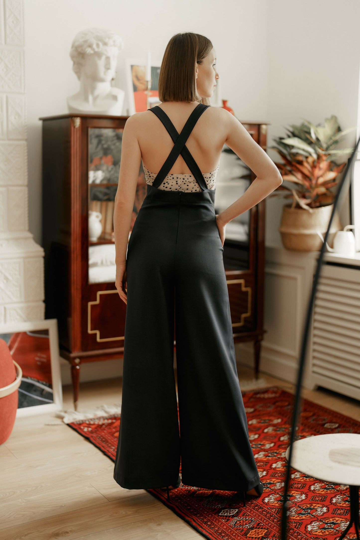 Combinaison - XXS - XXL - LADY ATTITUDE, patron de couture pdf à télécharger, vue dos, femme portant combinaison élégante dans un salon moderne.