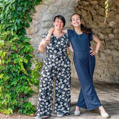 Deux femmes portant la Combinaison, pantalon, 34 au 56, 4 statures – Vanille, patron de couture pdf à télécharger, posant dehors.