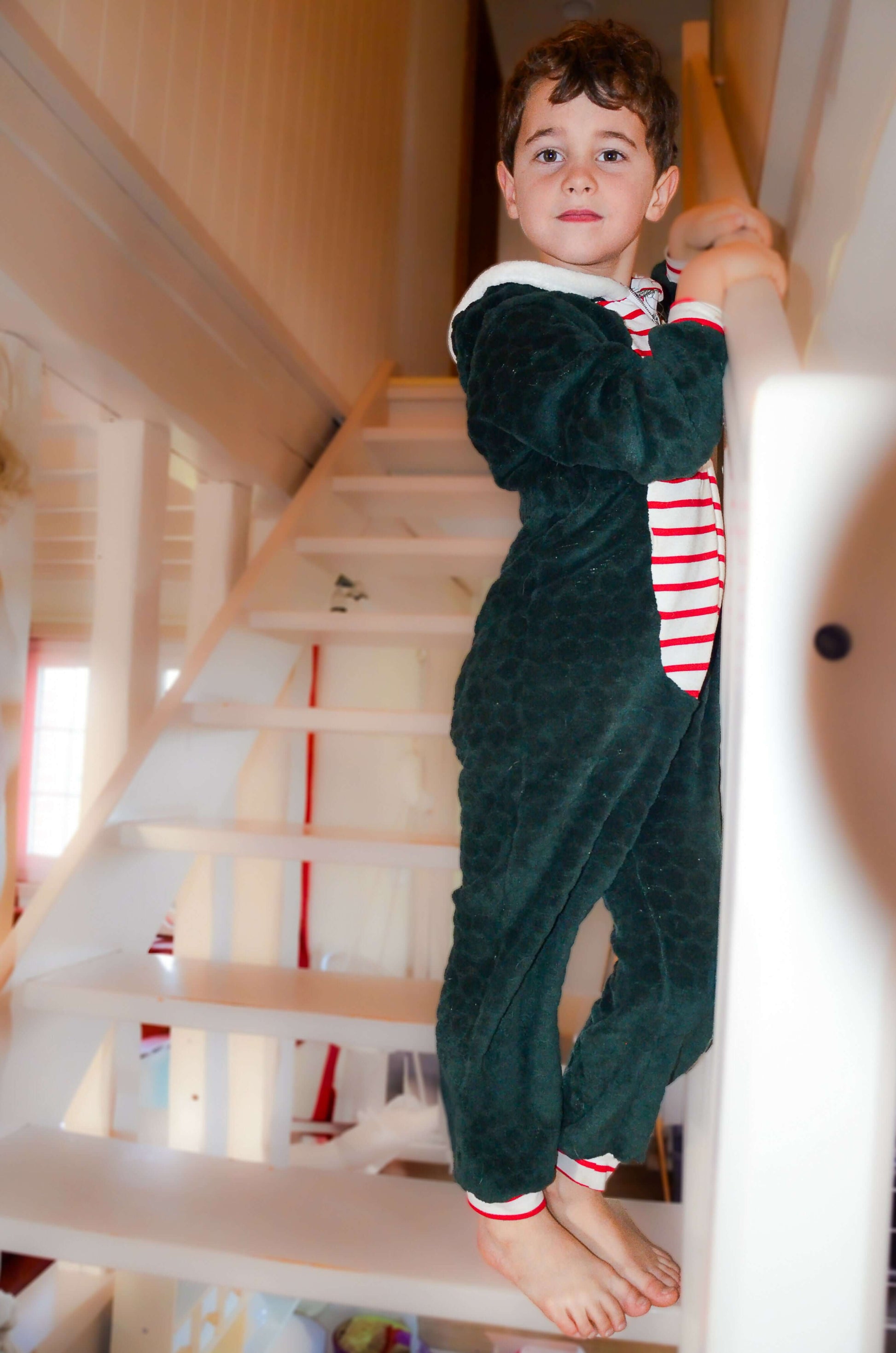 Enfant portant une Combinaison/Surpyjama PAPILLOTE, parfait pour l'hiver. Patron de couture pdf à télécharger inclus.