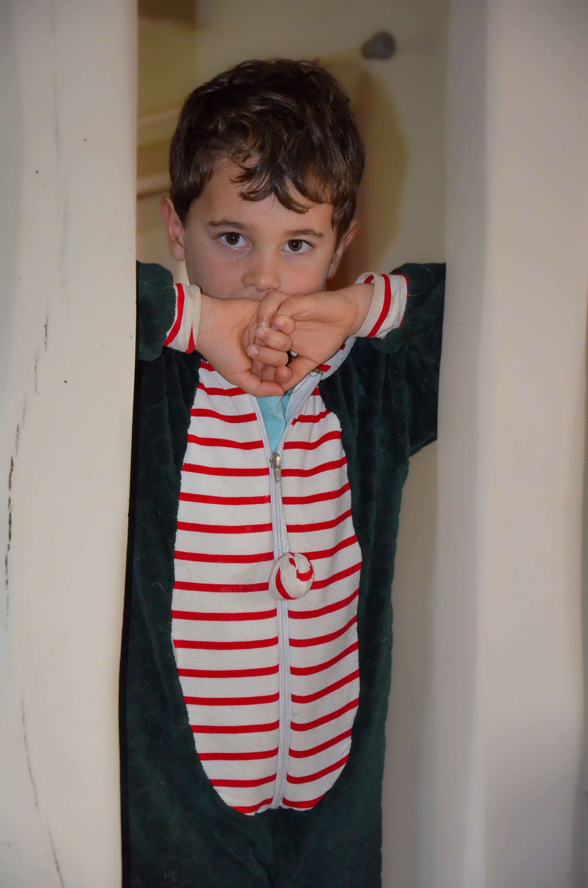 Enfant portant la Combinaison/Surpyjama PAPILLOTE avec un patron de couture pdf à télécharger, idéal pour l'hiver.