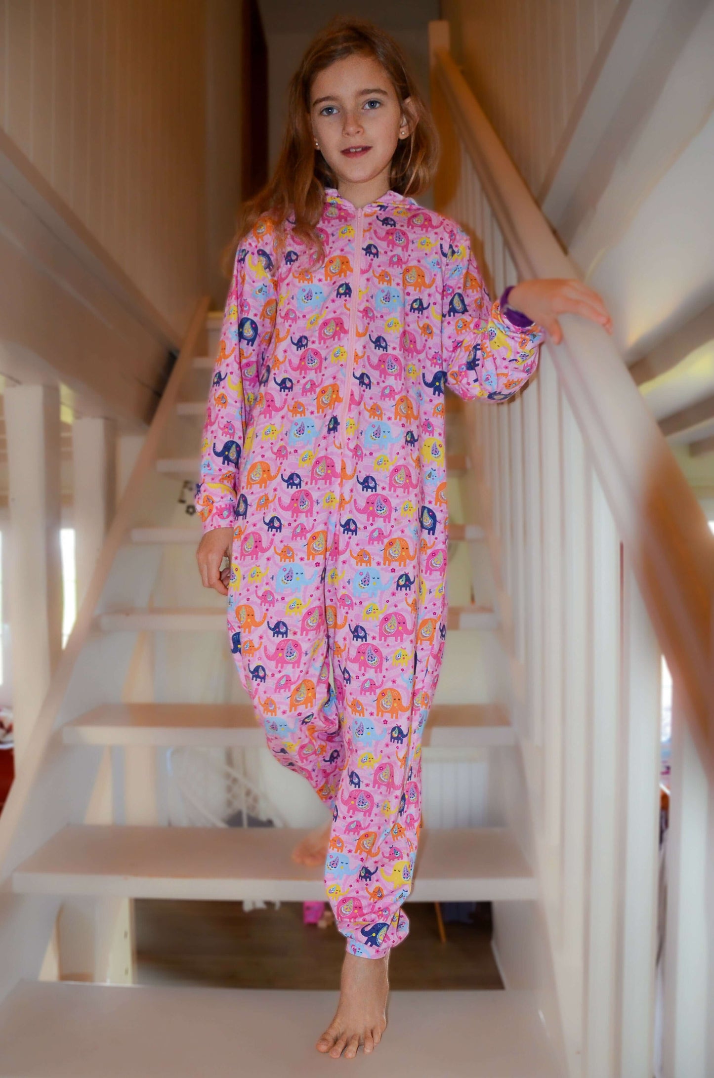 Enfant portant la Combinaison/Surpyjama PAPILLOTE, patron de couture pdf à télécharger pour un hiver confortable et stylé.