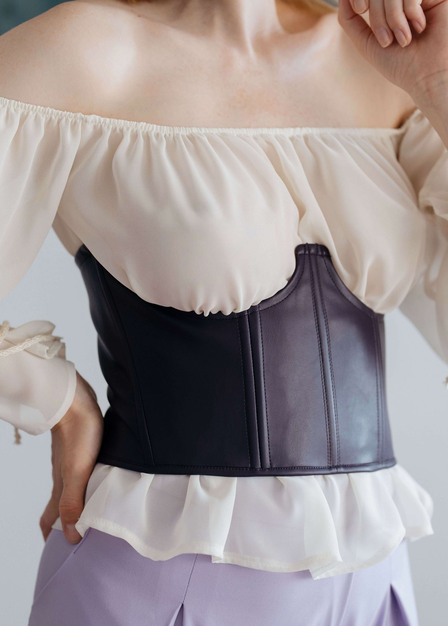 Corset - XS/L - CARMEN porté avec un haut à volants, patron de couture pdf à télécharger, niveau intermédiaire