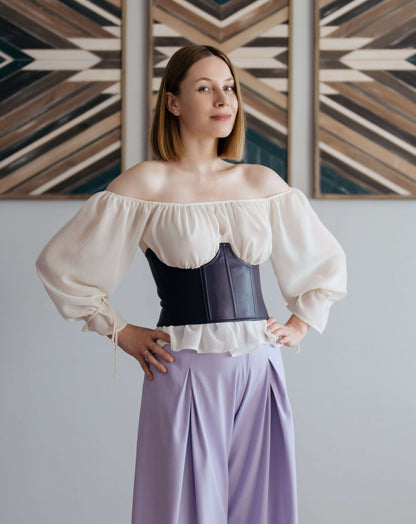 Patron de couture pdf à télécharger - Corset - XS/L - CARMEN sur modèle féminin en tenue élégante.