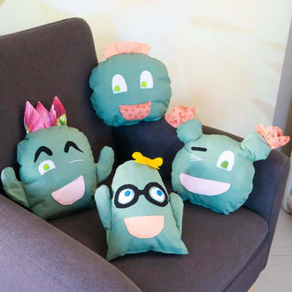 Coussins cactus à personnaliser sur un fauteuil, utilisant un patron de couture PDF à télécharger.