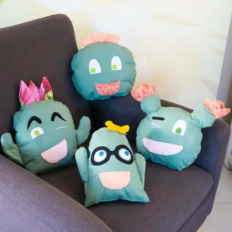 Coussins cactus à personnaliser sur un fauteuil, utilisant un patron de couture PDF à télécharger.