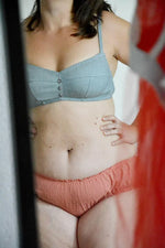 Femme portant un soutien-gorge en denim et un bloomer culotte Mango Fizz, mettant en avant le style rétro et moderne.