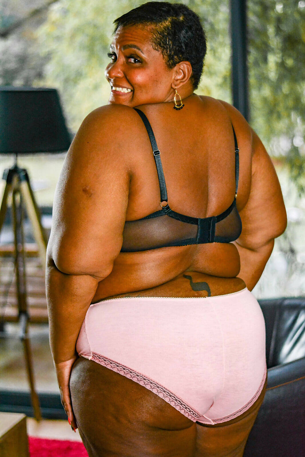 Culotte taille haute Daïquiri en dentelle rose, patron de couture pdf à télécharger, illustrant confort et style.