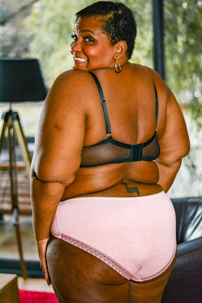 Culotte taille haute Daïquiri en dentelle rose, patron de couture pdf à télécharger, illustrant confort et style.