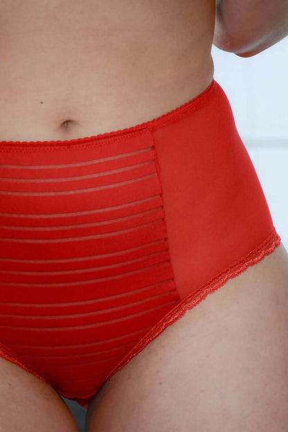 Culotte taille haute Manhattan en rouge avec détails en tulle, un patron de couture PDF à personnaliser.