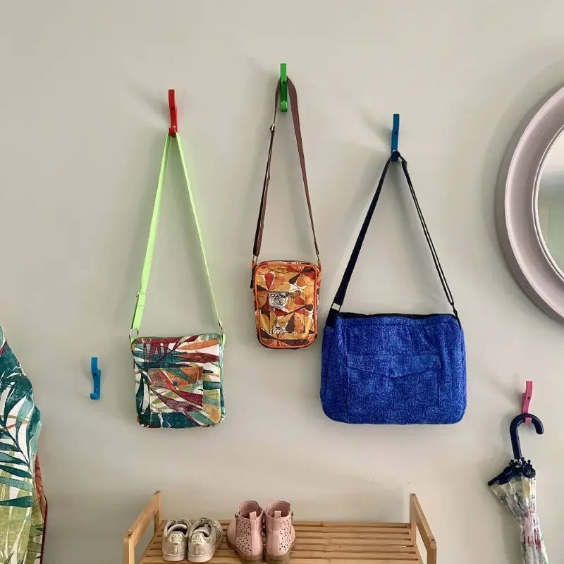 DARLA - La sacoche à bandoulière tailles S, M et L accrochée au mur, patron de couture pdf à télécharger disponible.