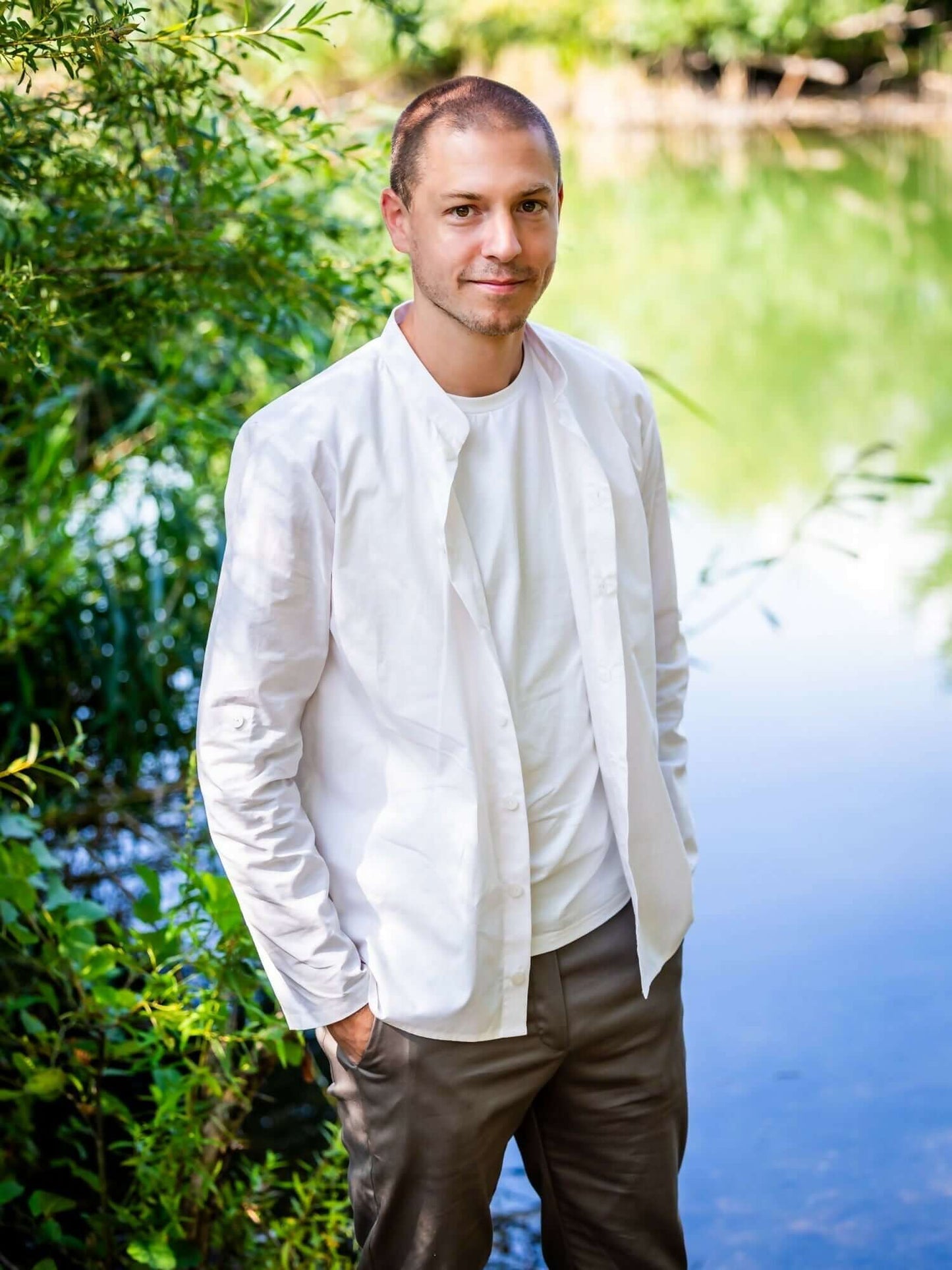 Homme portant DRAGON - La chemise ou robe pour toute la famille, patron de couture pdf à télécharger, près d'un lac.