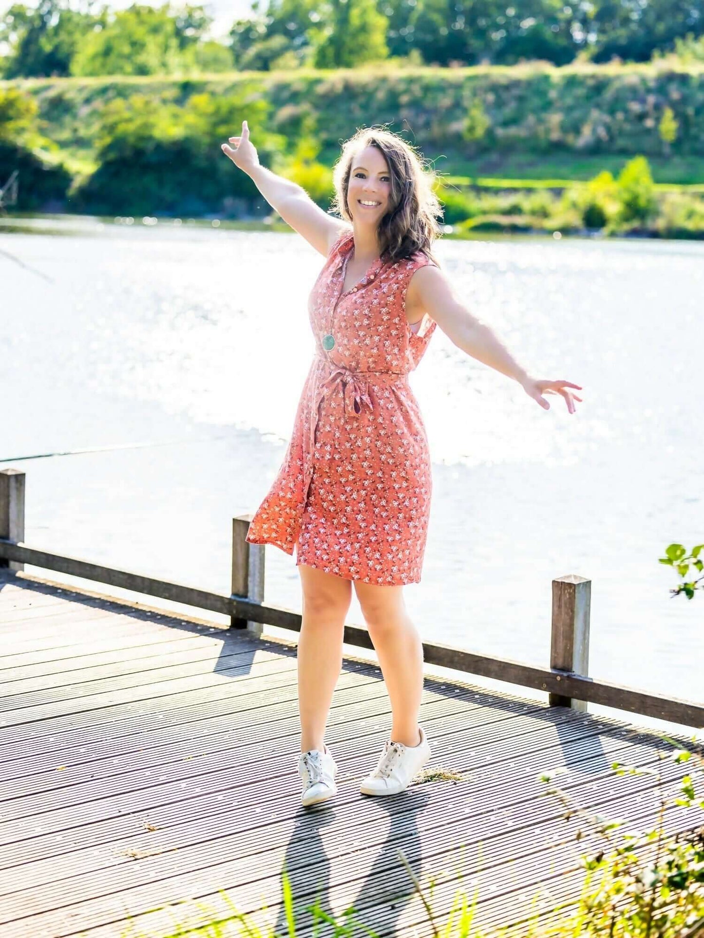 Femme portant "DRAGON - La chemise ou robe pour toute la famille" au bord d'un lac. Patron de couture PDF à télécharger.