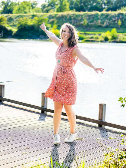 Femme portant "DRAGON - La chemise ou robe pour toute la famille" au bord d'un lac. Patron de couture PDF à télécharger.