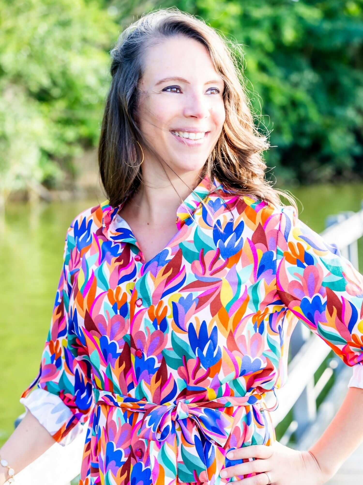 Femme portant la DRAGON - La chemise ou robe pour toute la famille, motif floral, patron de couture pdf à télécharger