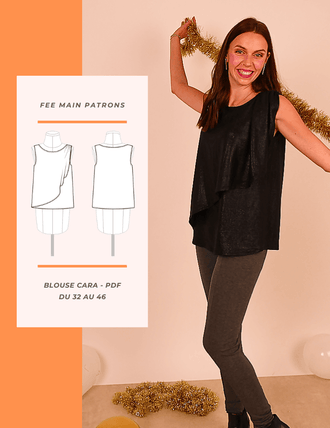 Femme souriante portant la blouse Cara, une couture élégante et décontractée du PDF 32 au 46.