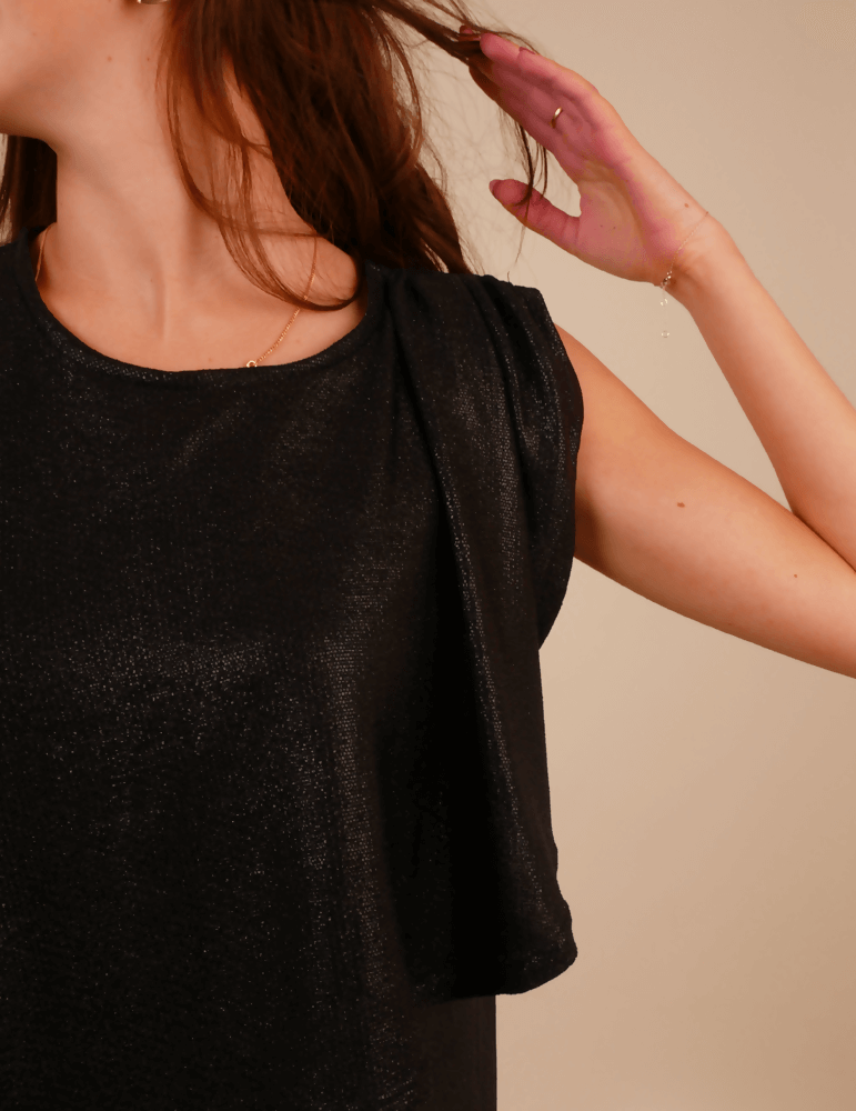 Débardeur Cara en tissu brillant, idéal pour une tenue de fête et personnalisé selon votre style.