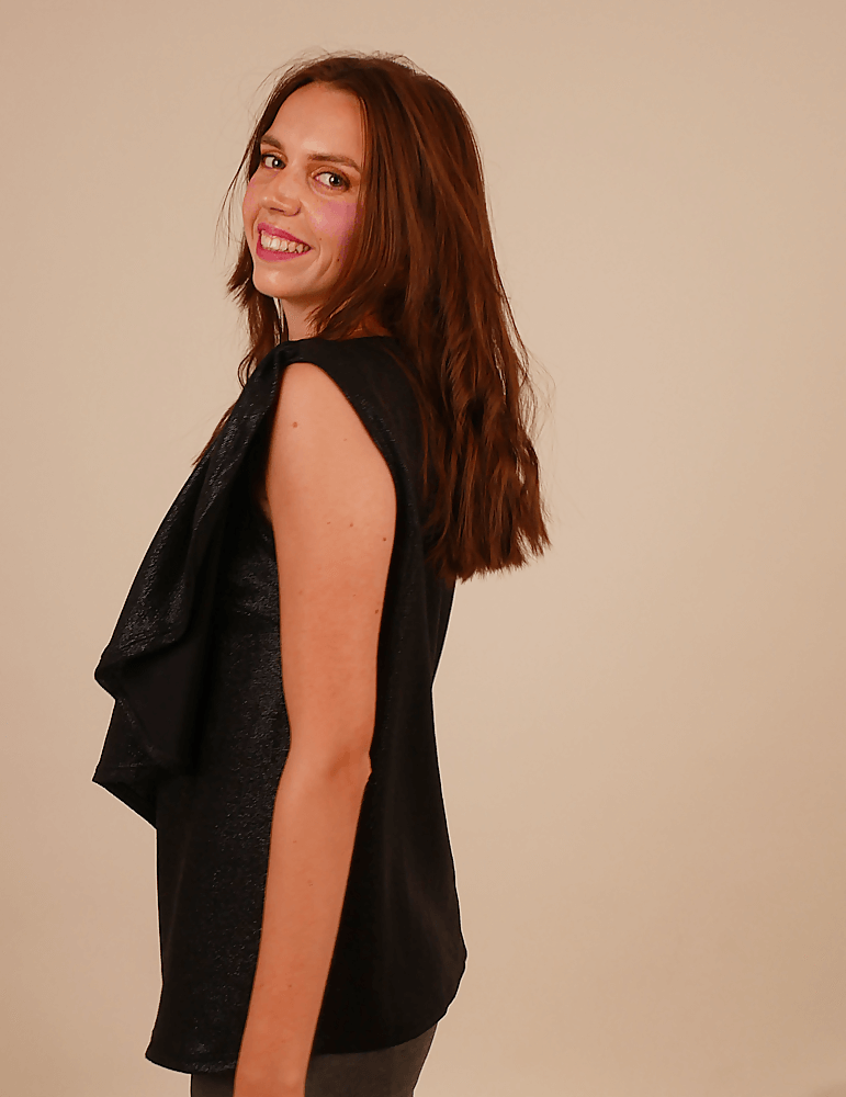 Débardeur Cara élégant et décontracté porté par modèle souriant, mettant en valeur le design stylé en tissu extensible.