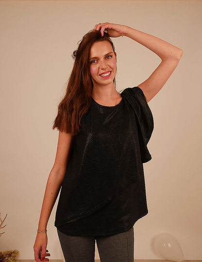 Modèle portant un débardeur Cara noir, élégant et décontracté, parfait pour les événements. Couture personnalisable.