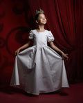 Déguisement princesse blanche avec robe ample et couronne, idéal pour couture PDF à télécharger.
