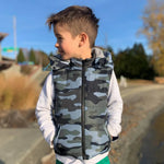 Enfant portant une doudoune sans manches Duo KEZIA avec motif camouflage, idéale pour la mi-saison, patron de couture pdf à télécharger.