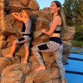 Mère et fille portant le Duo KIM - legging pour femmes (34-54) et filles (2-16 Ans), patron de couture pdf à télécharger, escaladant un rocher.