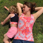 Duo ROXANA - Débardeur pour femmes (34 - 54) et filles (2 - 16 Ans) sur l'herbe, patron de couture pdf à télécharger.