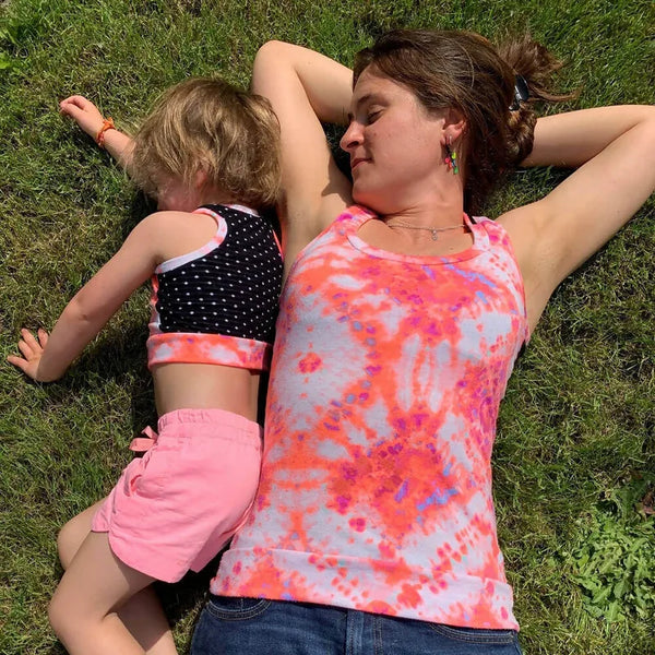 Duo ROXANA - Débardeur pour femmes (34 - 54) et filles (2 - 16 Ans) sur l'herbe, patron de couture pdf à télécharger.