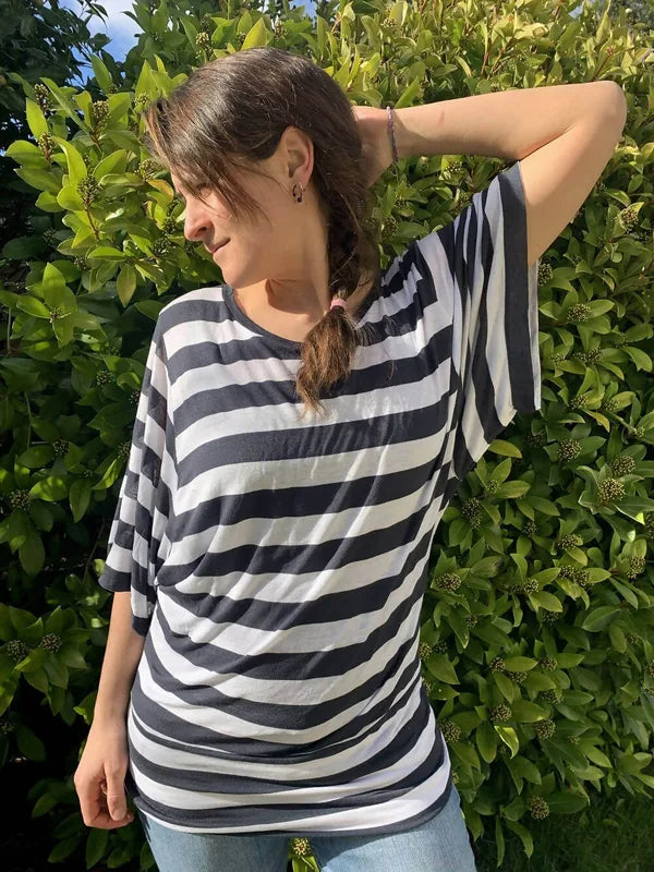 Femme portant le Duo VANOU - Le top pour femmes (34 au 54) et filles (2 à 16 Ans), patron de couture pdf à télécharger, manches kimono.