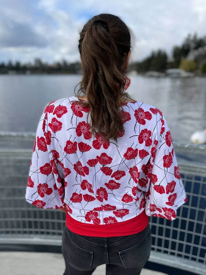 Femme portant un Duo VANOU - Le top pour femmes (34 au 54) et filles (2 à 16 Ans) avec motif floral, patron de couture pdf à télécharger.