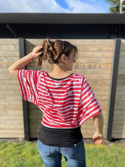 Femme portant le top Duo VANOU, patron de couture pdf à télécharger pour femmes (34 au 54) et filles (2 à 16 Ans), manches kimono.
