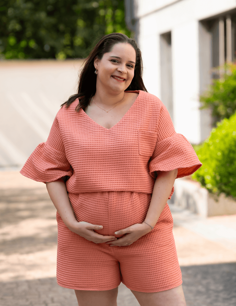 Femme enceinte portant l'élégant Ensemble Callice, patron de couture pdf à télécharger pour un look chic d'été.