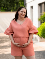 Femme enceinte portant l'élégant Ensemble Callice, patron de couture pdf à télécharger pour un look chic d'été.