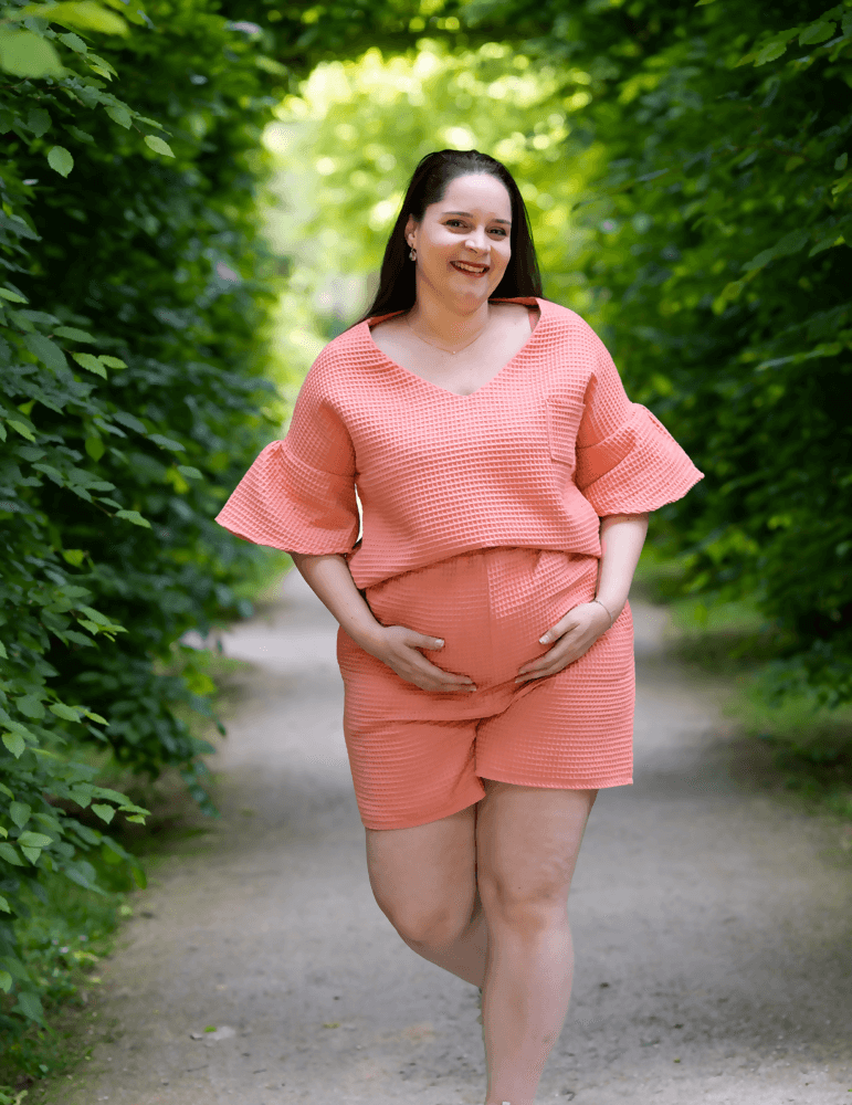 Femme enceinte portant l'Ensemble Callice, patron de couture pdf à télécharger, pour un look estival et chic.