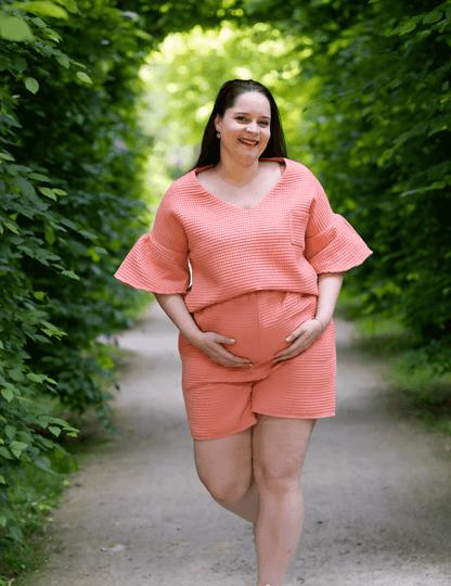 Femme enceinte portant l'Ensemble Callice, patron de couture pdf à télécharger, pour un look estival et chic.