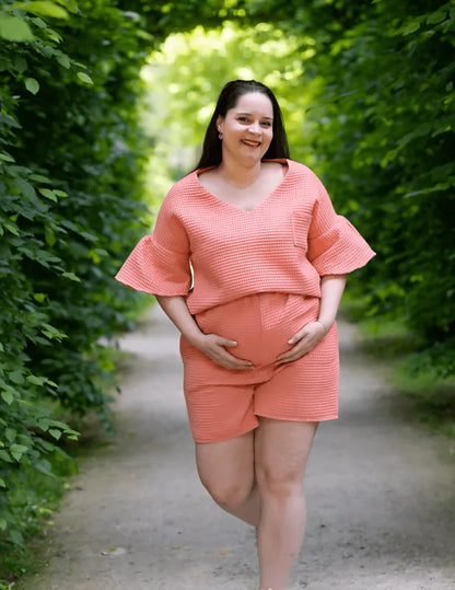 Femme enceinte portant l'Ensemble Callice, patron de couture pdf à télécharger, pour un look estival et chic.