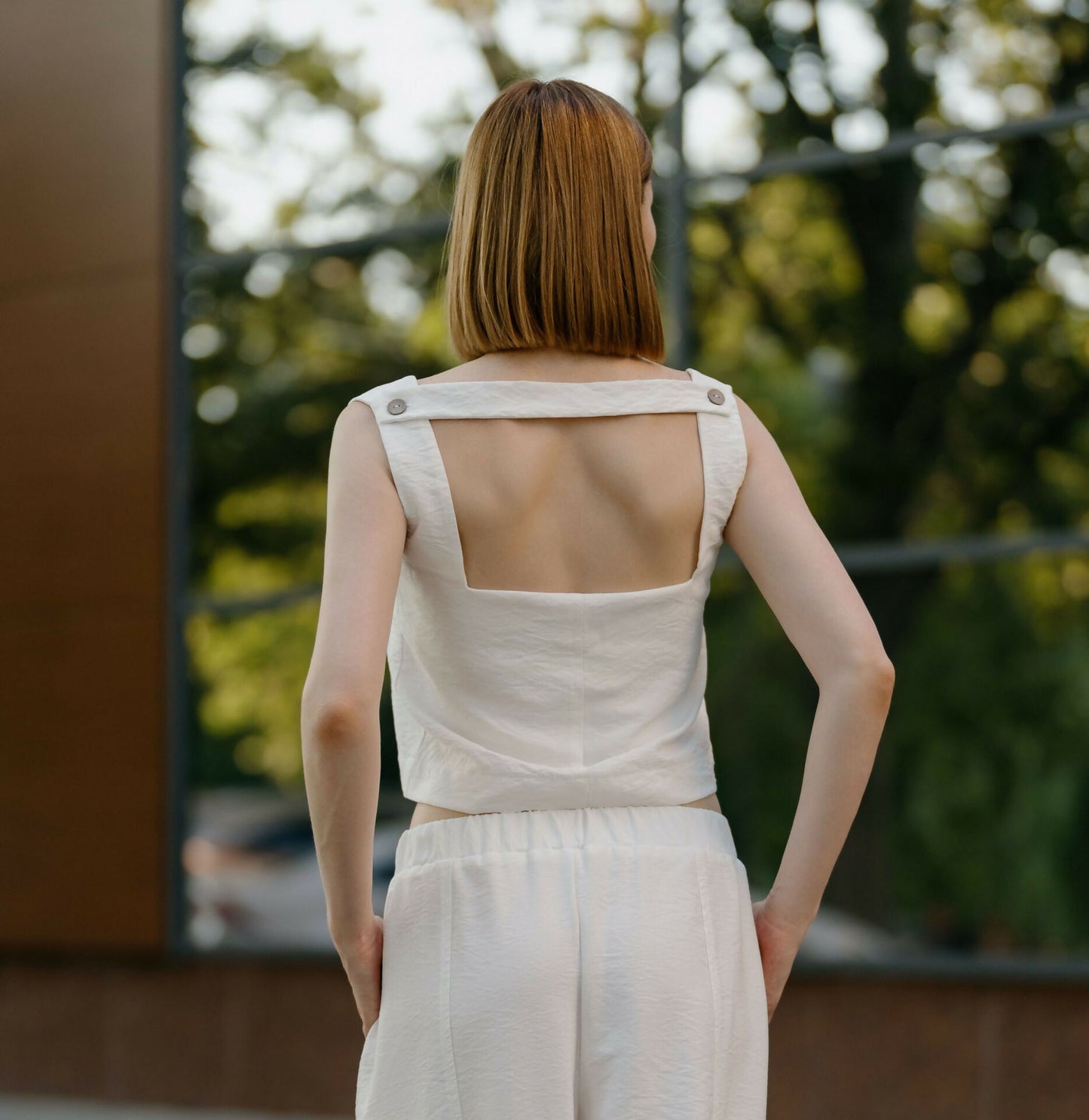 Ensemble pantalon et haut pour femme - XXS/XL - SIMPLY SOPHISTICATED, montrant le design du dos du top. Patron de couture pdf à télécharger.