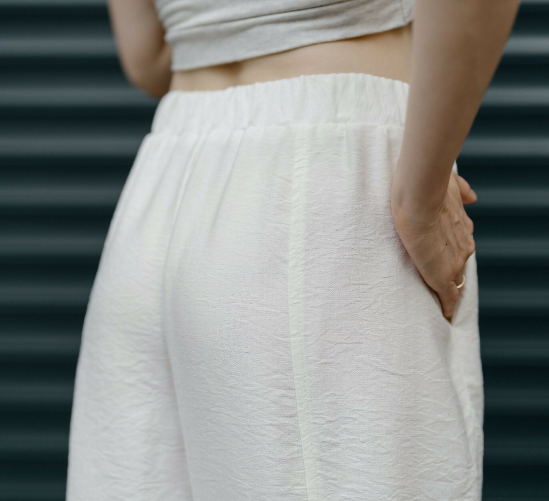 Vue arrière du pantalon blanc de l'Ensemble pantalon et haut pour femme - XXS/XL - SIMPLY SOPHISTICATED, patron de couture pdf à télécharger.