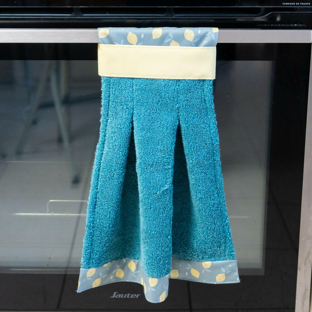 Essuie-main Miss Cactus bleu accroché au four, patron de couture pdf à télécharger, facile pour cuisine, niveau débutant.